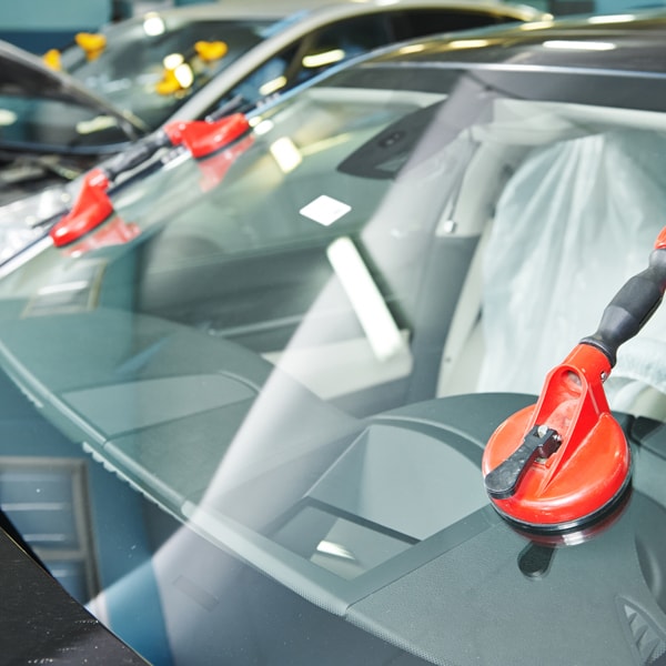 Which auto glass company to contact when windshield is shattered  in Florida